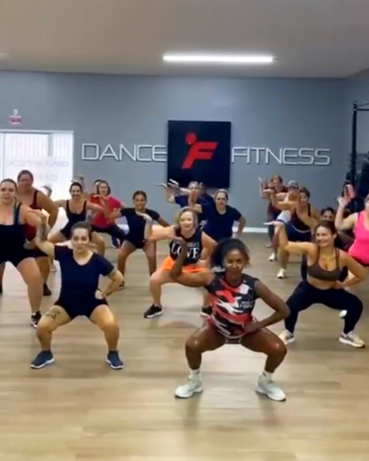 Turma participando de uma aula de dança na Academia Formus