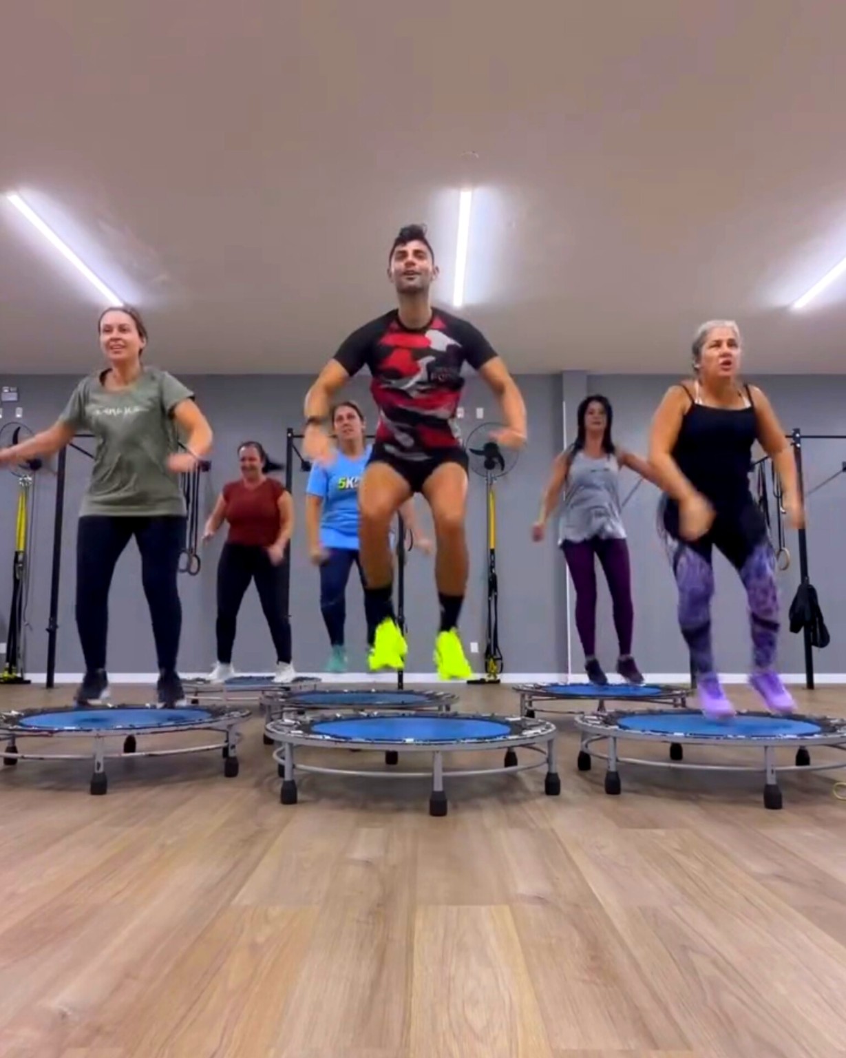 Turma participando de uma aula de jump na Academia Formus